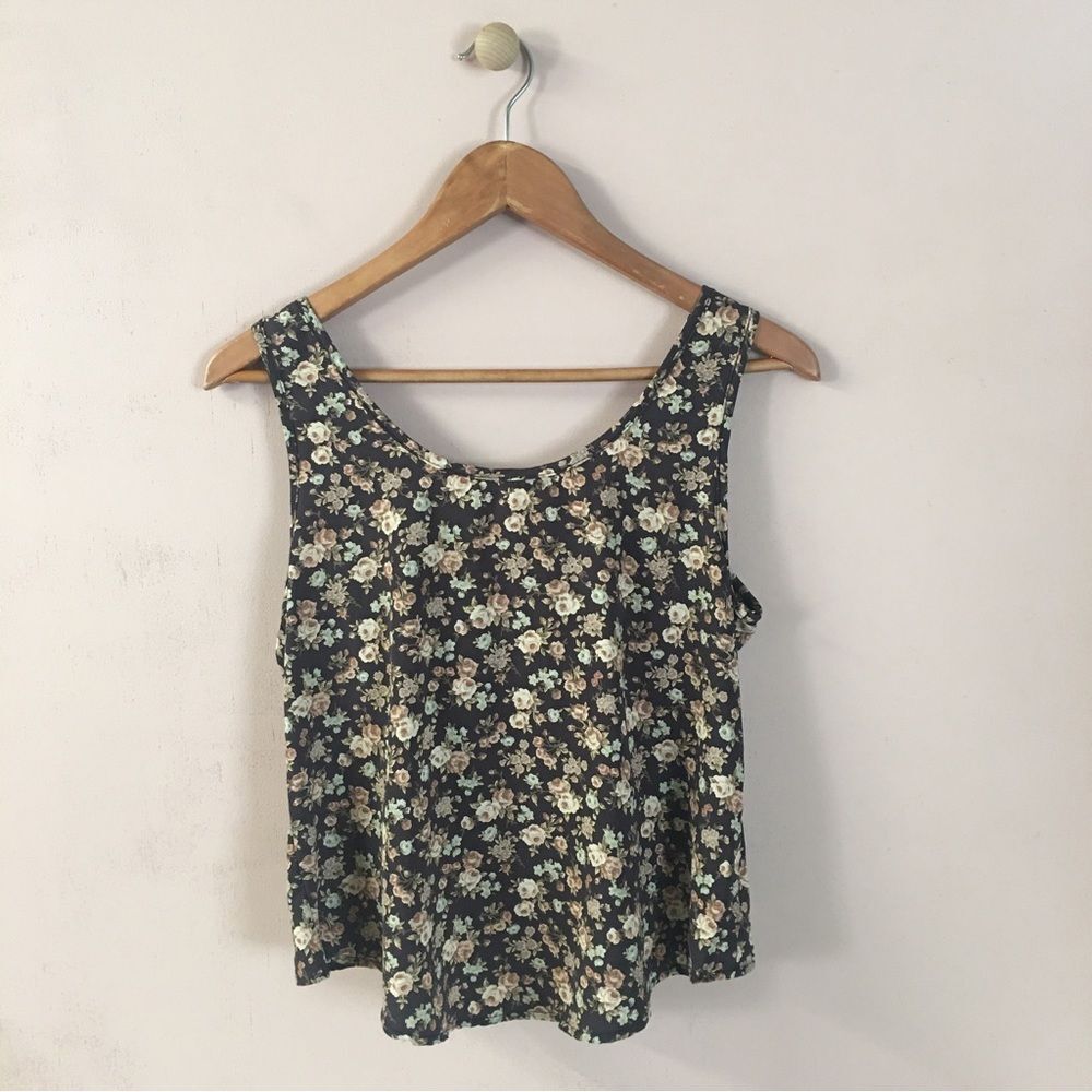 Love Culture NWOT Gray Floral Bow-Back Crop Top Size S